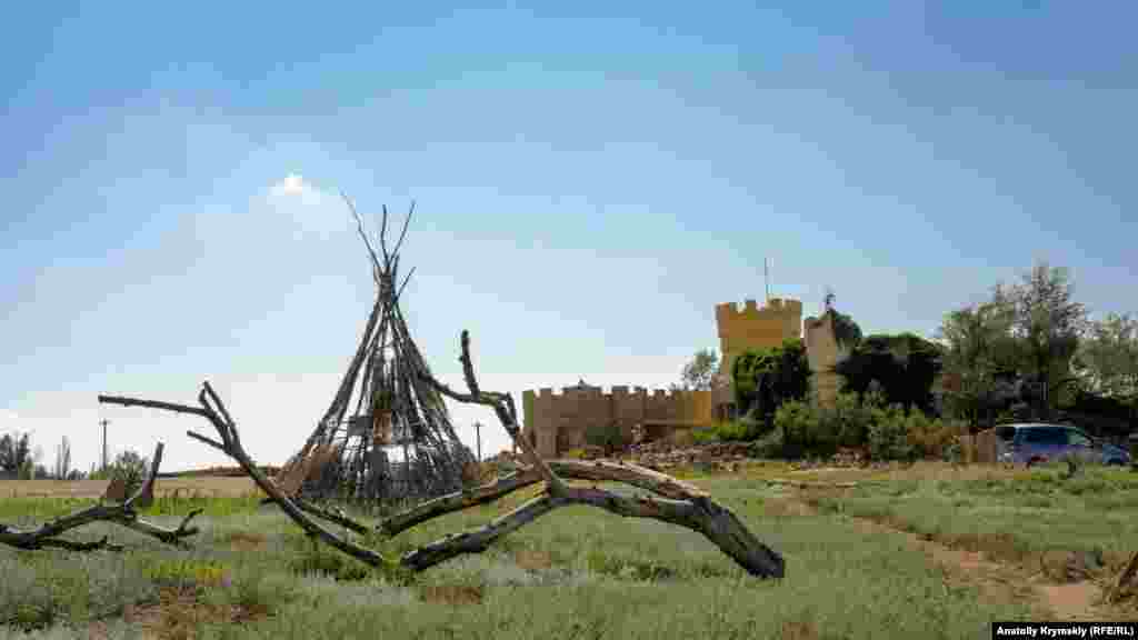 З&#39;явився він під нинішньою назвою &laquo;Кара-Тобе&raquo; (з тюркської &ndash; &laquo;Чорний пагорб&raquo;) майже двадцять років тому, завдяки особистій ініціативі тодішнього доцента Таврійського національного університету Володимира Агаркова