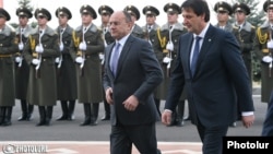 ՀՀ պաշտպանության նախարար Սեյրան Օհանյանը դիմավորում է իր սերբ գործընկեր Բրատիսլավ Գաշիչին, 25 նոյեմբերի, 2015թ. 