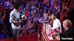 Азимхан Рахатов вручает калпак Владимиру Зеленскому. 2017 год. 