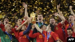 Испан футболчулары жеңиштен кийин, Йоханнесбург.
