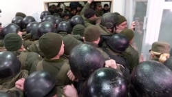 Десятки силовиків, 7 годин у «клітці» і гучна лайка. Відео сутичок з апеляційного суду