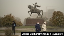 Ифлосланган ҳавода ниқоб тақиб юрган одамлар. Тошкент, 5 ноябрь, 2021 йил. Суратни Озодликка Анзор Бухарский тақдим этган. (Архив)