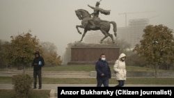 Булганган абада бет кап кийип жүргөн адамдар. Ташкент, 2021-жылдын 5-ноябры. Сүрөт Анзор Бухарскийге таандык (архив).
