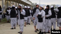 رئیس جمهور اشرف غنی روز یک‌شنبه دستور داد تا رهایی دوهزار زندانی دیگر طالبان آغاز شود.