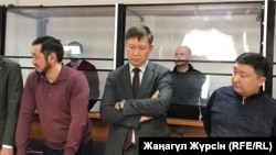 Обвиняемые по делу «о хищении нефти» (на заднем плане) и их адвокаты в суде на оглашении приговора. Актобе, 12 декабря 2018 года. 