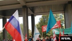 Споры о статусе русского языка на Украине продолжаются уже давно. На фото: акция сторонников Партии Регионов в поддержку русского языка, октябрь 2006 года