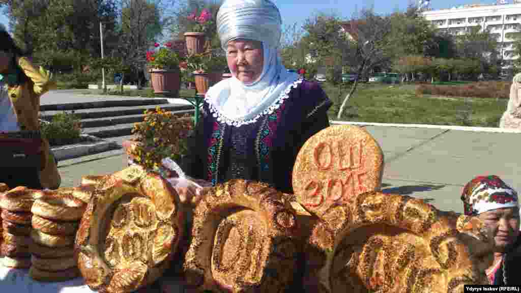 &quot;Боорсок&quot; жармаңкесине Оштогу нандардын түрү сунушталды.