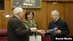 Ученый Владимир Лапыгин (справа)