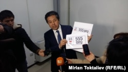 Мамкаттоо кызматынын жетекчиси Тайырбек Сарпашев жаңы номурларды көрсөтүүдө.