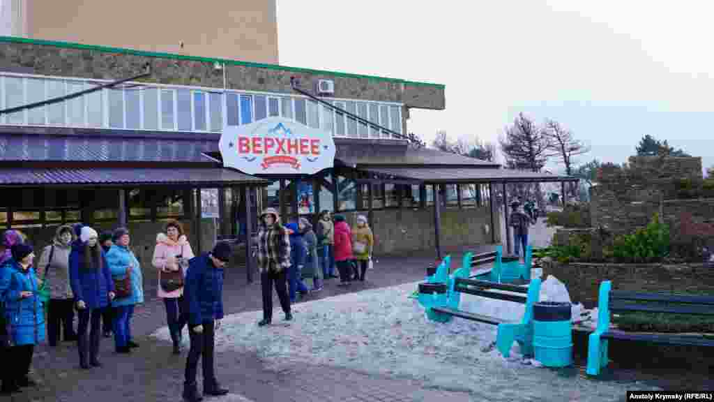 После демонтажа 49 торговых точек в 2017 году, у верхней станции работает только одно кафе &ndash; &laquo;Верхнее&raquo;