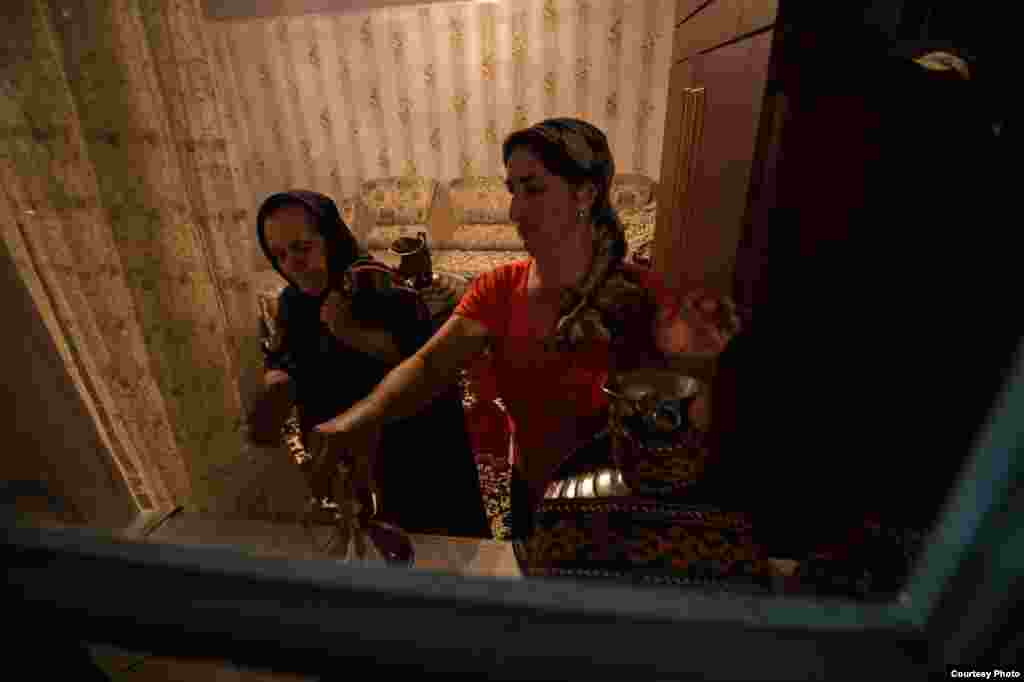 Келин сепи сифатида келтирилган ашëлар янги келин-куëв уйига қўйилмоқда.&nbsp; 