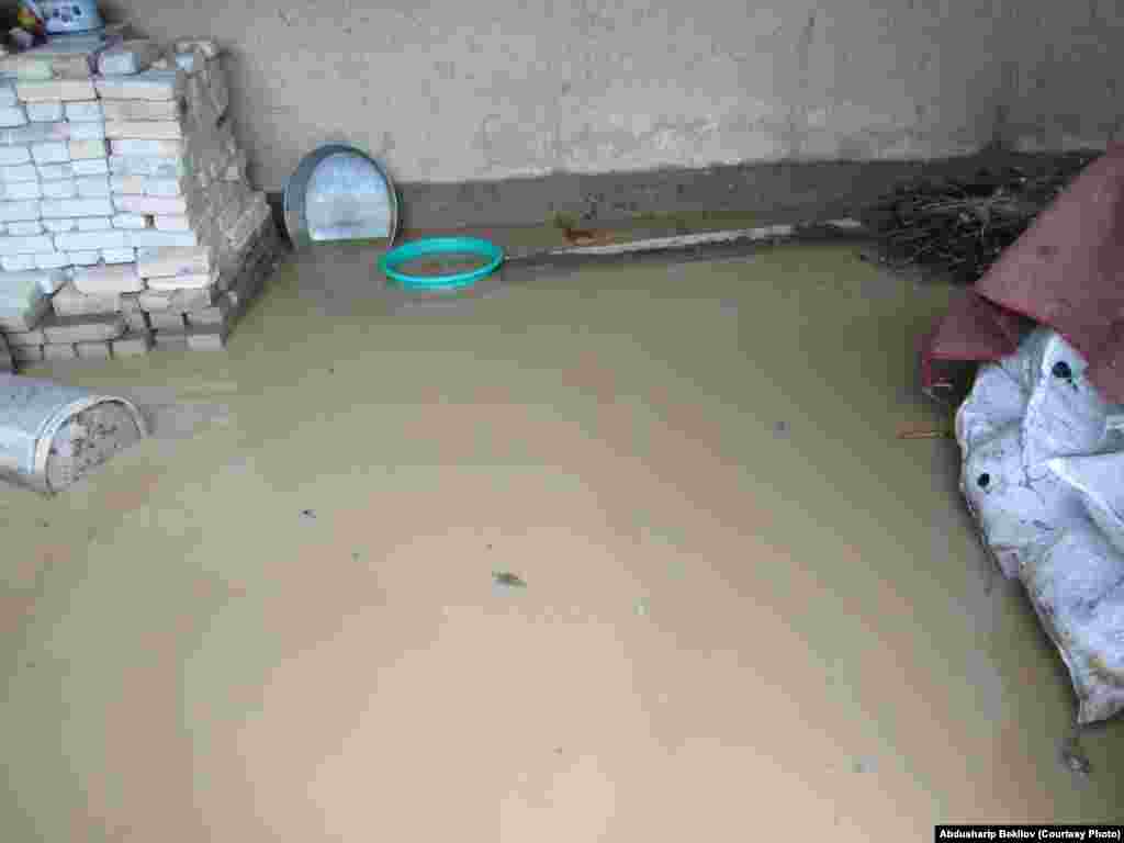 Анын ичинен бир турак үйдүн жер төлөсүнө суу киргендиктен көзөмөлгө алынды. Адам өмүрүнө зыян келтирилген эмес.