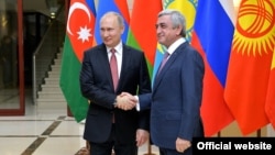 Неформальная встреча глав государств-членов СНГ: президент России Владимир Путин (слева) и президент Армени Серж Саргсян, Москва, 26 декабря 2017 г.