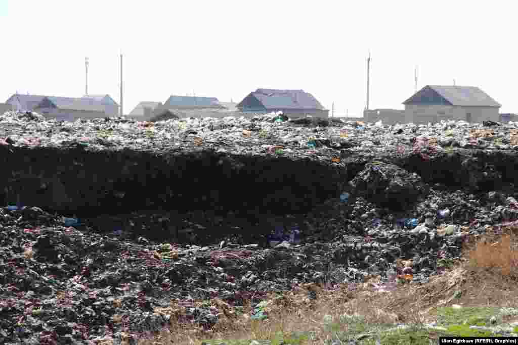 Таштанды үстү-үстүнө төгүлө берип өзүнчө катмарлар пайда болгон.