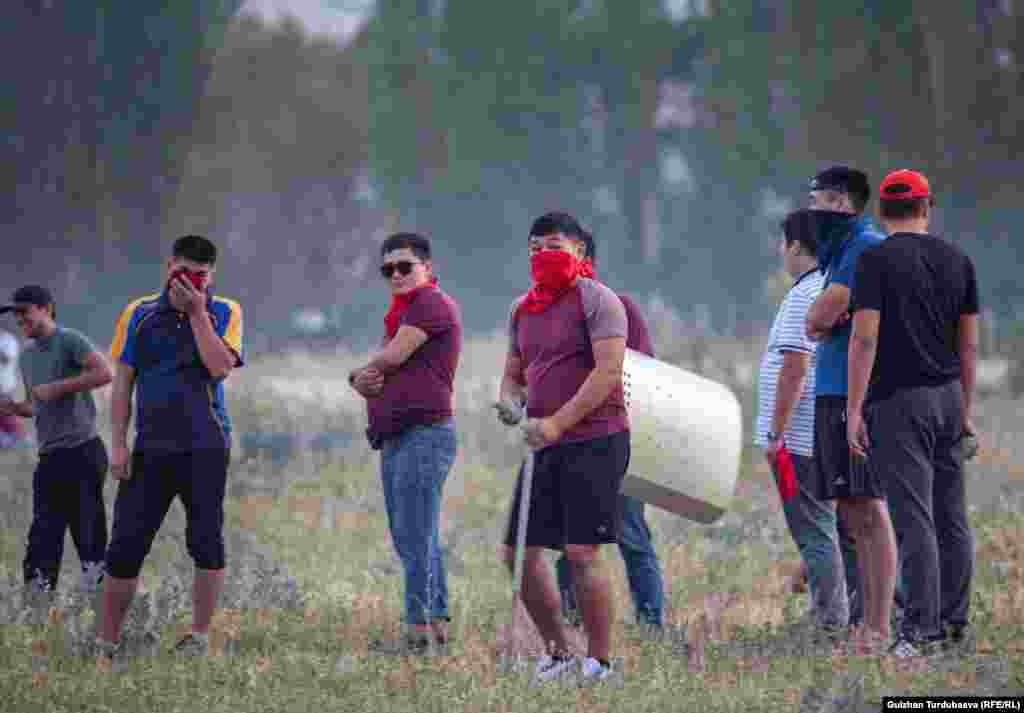 Айрымдар журналисттердин камерага тартпоосун талап кылып таш менен коркутушту.&nbsp;