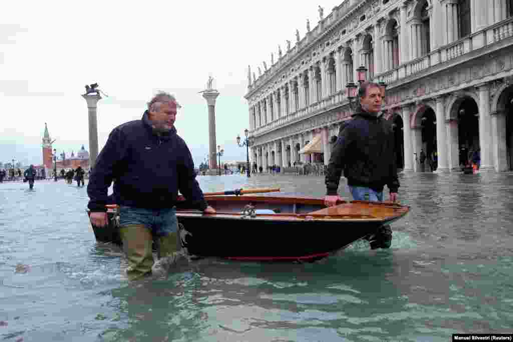 І на човнах &nbsp;