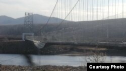 "Танцующий" подвесной мост между Михайловкой и Приисковой