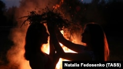 Дзяўчаты зь вяночкамі каля вогнішча на Прыпяці, горад Тураў на Гомельшчыне, 6 ліпеня 2020. Архіўнае фота