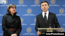 Վրաստան - «Վրացական երազանք» դաշինքի առաջնորդ Բիձինա Իվանիշվիլին եւ խոսնակ Մայա Փանջիկիձեն 2012-ի փետրվարին Թբիլիսիում ճեպազրույցի ժամանակ