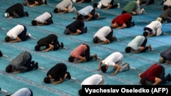 Айрым бир маалыматтарга караганда Кыргызстанда мечиттердин саны үч миңге чамалайт.