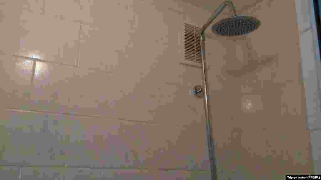 Жатаканадагы ар бир төрт бөлмөгө бирден душ жана ажаткана курулган.