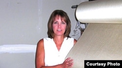 Мішэл Уілсан з прадукцыяй полацкага "Шкловалакна"