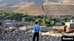 Iran -- A man looks at damaged houses in the earthquake-stricken village of Varzaqan near Ahar, in East Azerbaijan province, 12Aug2012