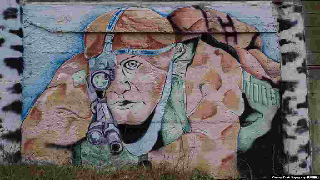 На одному з графіті у Севастополі зображений снайпер НАТО серед беріз