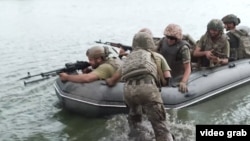Ukraina -harby deňizçiler Dniepro derýasynda.