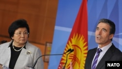 Президент Отунбаева НАТО баш катчысы Андерс Расмуссен менен. Брюссель, 28-февраль. 