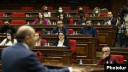 Руководитель оппозиционной фракции «Просвещенная Армения» Эдмон Марукян выступает во время парламентских слушаний (архив)