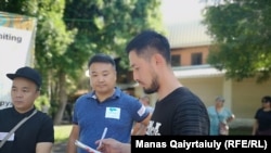 Активист Альнур Ильяшев митингг е даярданып жатат. Алматы, 30-май, 2019-жыл. 