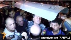 Ոստիկանապետ Վլադիմիր Գասպարյանը դիմում է ցուցարարներին, Երևան, Բաղրամյան պողոտա, 27-ը հունիսի, 2015թ․