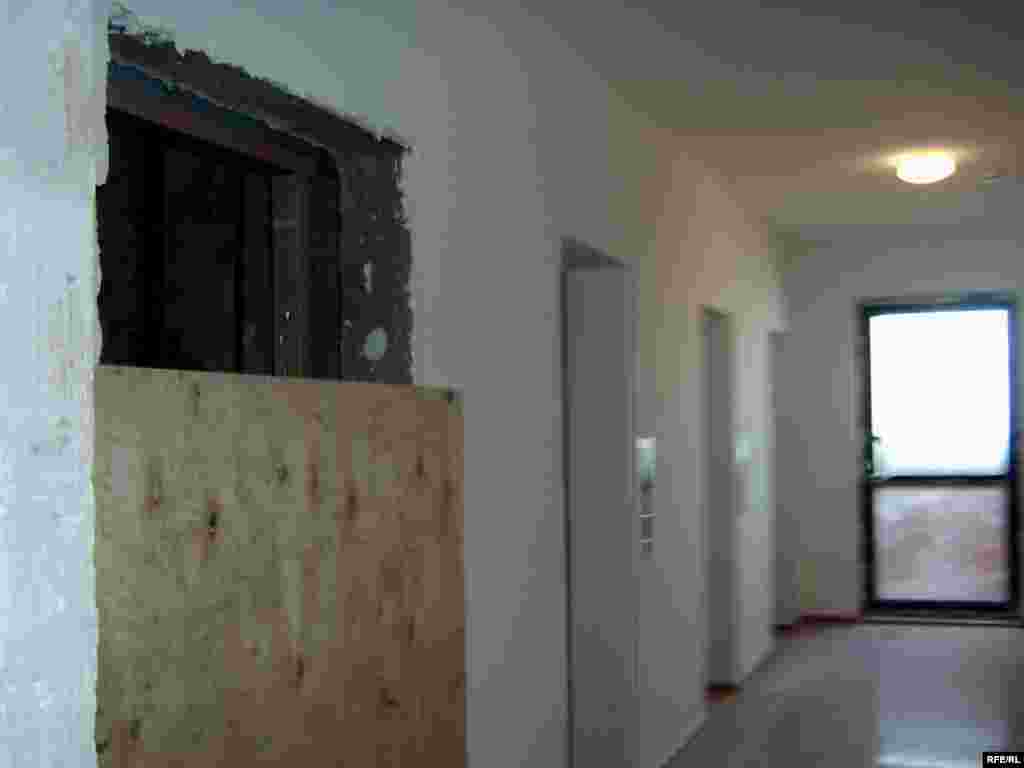 Открытую дыру в пустую шахту лифта закрыли плитой только после трагической гибели Шолпан.  - Открытую дыру в пустую шахту лифта закрыли плитой только после трагической гибели Шолпан. 