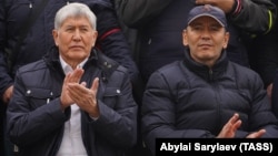 Алмазбек Атамбаев менен Өмүрбек Бабанов Бишкекте өткөн нааразылык акциясында, 9-октябрь, 2020-жыл