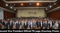 سرور دانش معاون دوم ریاست جمهوری افغانستان میان استادان و محصلین در یک نشست علمی در پوهنتون کابل