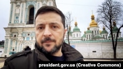 Своє відеозвернення Володимир Зеленський записав на Софійській площі – місці мудрості, яку, за його словами, дають «епізоди нашої історії, які доводять: коли ми боремось, то неодмінно ми здобуваємо своє, але коли ми сваримось, тоді своє втрачаємо»