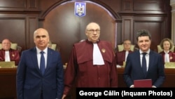 Președintele interimar Ilie Bolojan, președintele Curții Constituționale, Marian Enache, și președintele ales al României, Nicușor Dan, în timpul ceremoniei de validare a alegerilor de la CCR, 22 mai 2025.