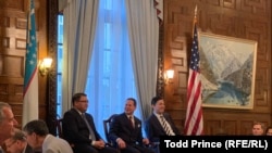 Ўзбекистон Адлия вазири Русланбек Давлетов ва Капитал бозорини ривожлантириш агентлиги раҳбари Отабек Назиров Baker McKenzie компанияси ҳамкори Томас Файрстоун билан.