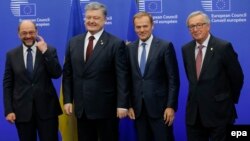 Учасники саміту Україна – ЄС (зліва-направо): президент Європарламенту Мартін Шульц, президент України Петро Порошенко, президент Європейської ради Дональд Туск і президент Єврокомісії Жан-Клод Юнкер, Брюссель, 24 листопада 2016 року