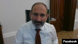Премьер-министр Армении Никол Пашинян в прямом эфире на своей странице в Facebook, 19 августа 2019 г.