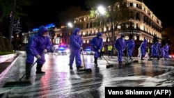 Працівники у захисних костюмах миють проспект Руставелі у Тбілісі, 15 квітня 2020 року