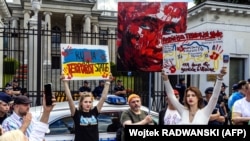 Акція протесту проти вторгнення військ Росії до України біля російського посольства у Польщі. Варшава, 17 липня 2022 року