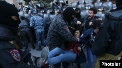 Armenia - Police use force against opposition protesters blocking the entrance to a government building in Yerevan, 19 April 2018.