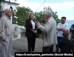 Глава российской администрации Ялты Янина Павленко в Гурзуфе с местными жителями, 29 мая 2025 года