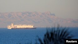 Контейнеровоз долає Суецький канал у Єгипті в напрямку до Червоного моря, ілюстративне фото