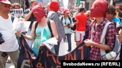 Ньюйоркцы вышли на улицы в защиту российских девушек