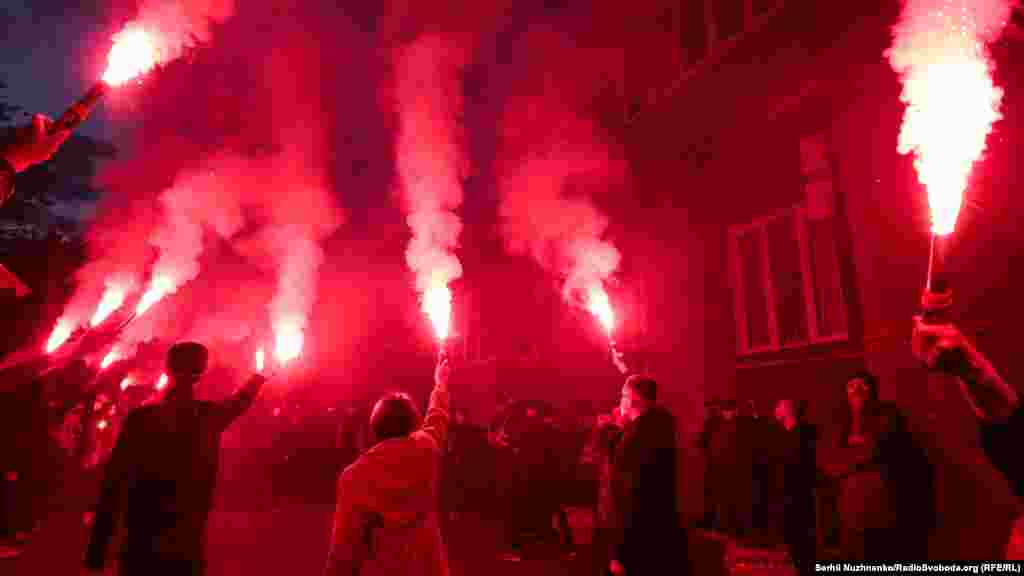 Після завершення акції під Офісом президента активісти пішли під будинок, де, ймовірно, проживає Ірина Венедіктова 