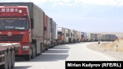 Торугарт жолунда тизилген автоунаалардын кезеги