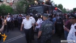 Армян полициясы акцияга чыккандарга күч колдонду